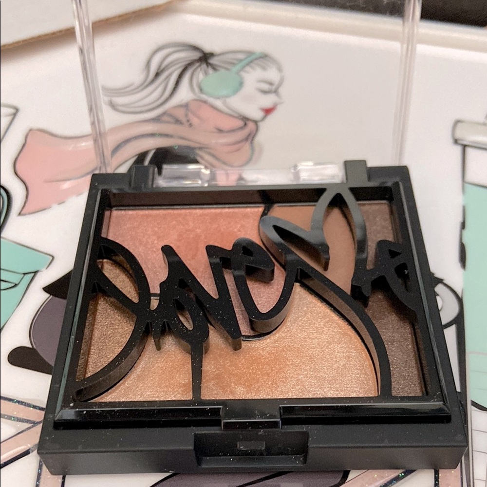 Smashbox eyeshadow palette in admire me